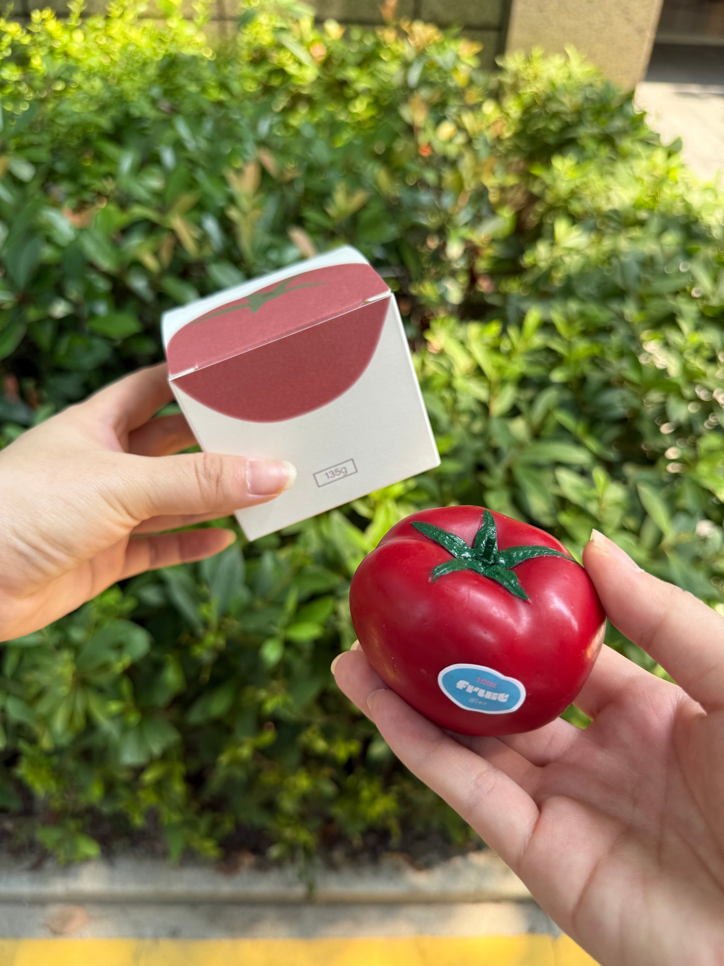 Tomato scented candle